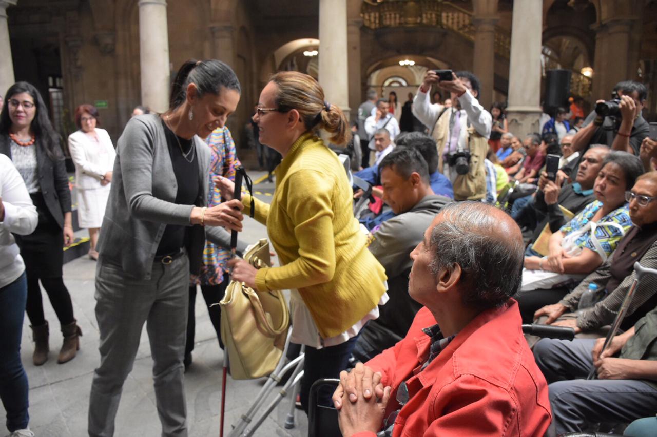 Sheinbaum entrega sillas de ruedas y anuncia empleos para discapacitados