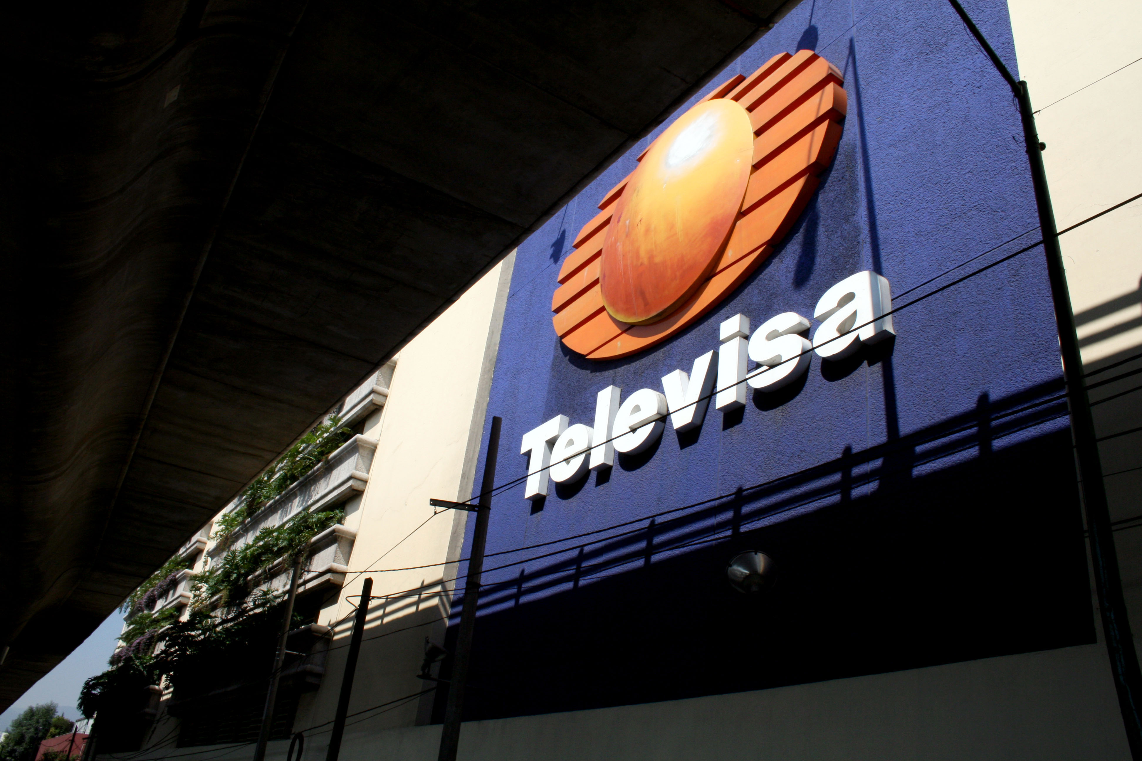 Televisa se declara aplastante a TV Azteca por audiencias