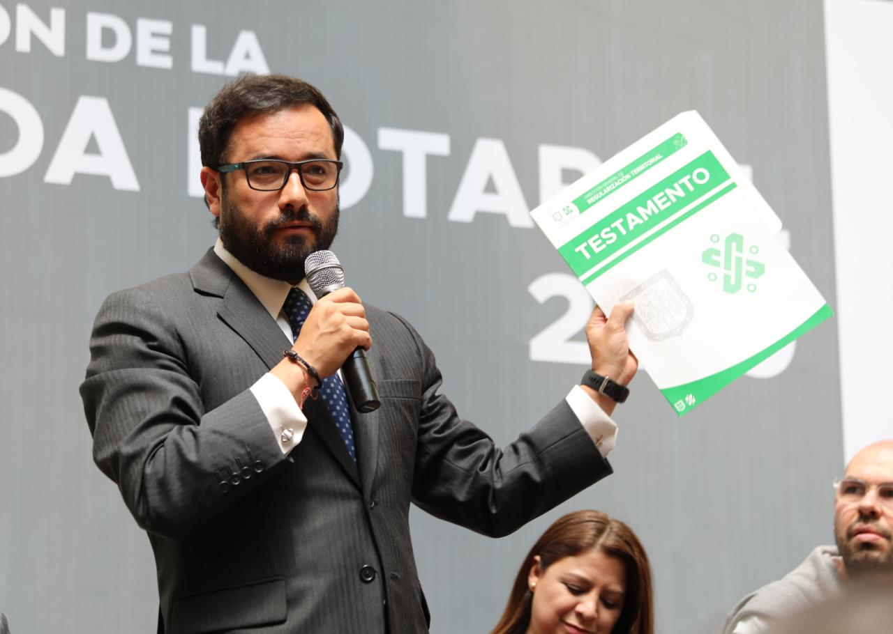 Aprovecha Romo jornada notarial y hace su testamento