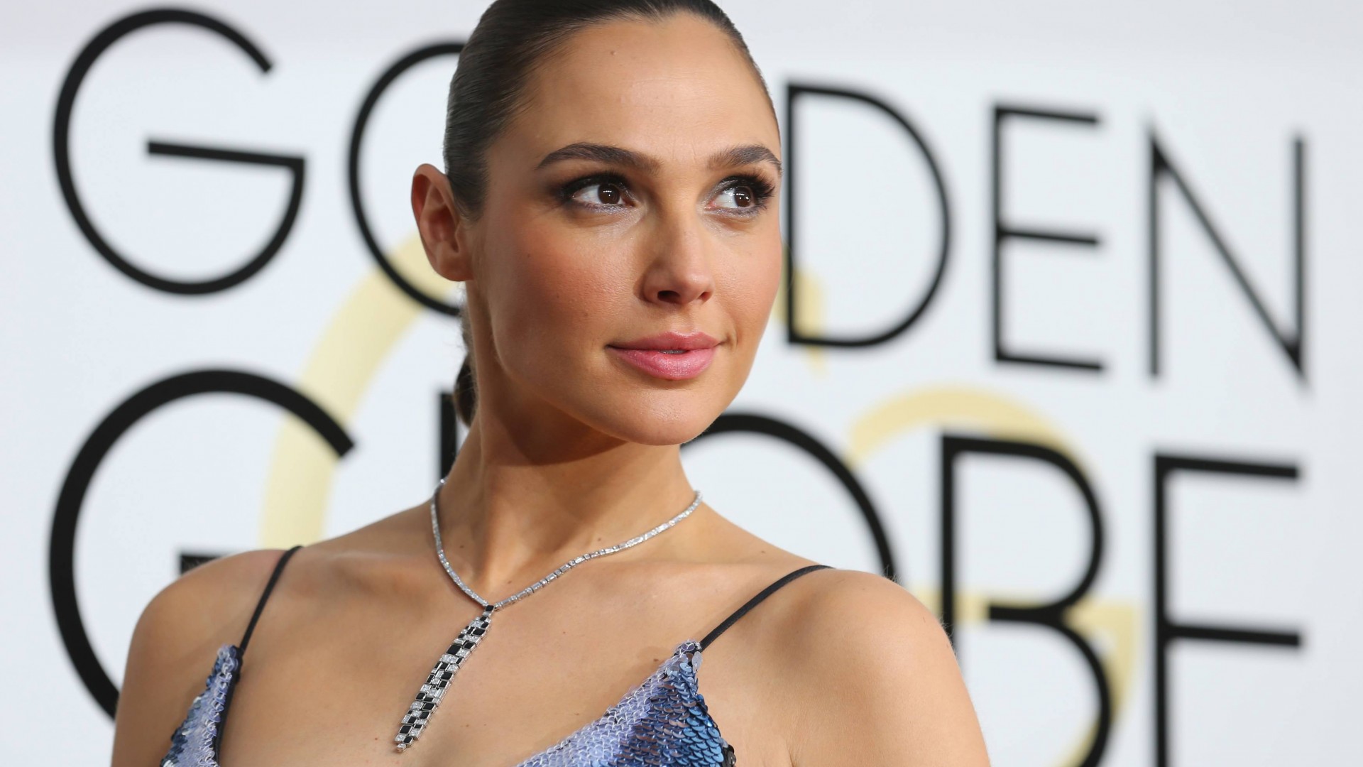 Mujer Maravilla felicita a Shazam con divertida foto