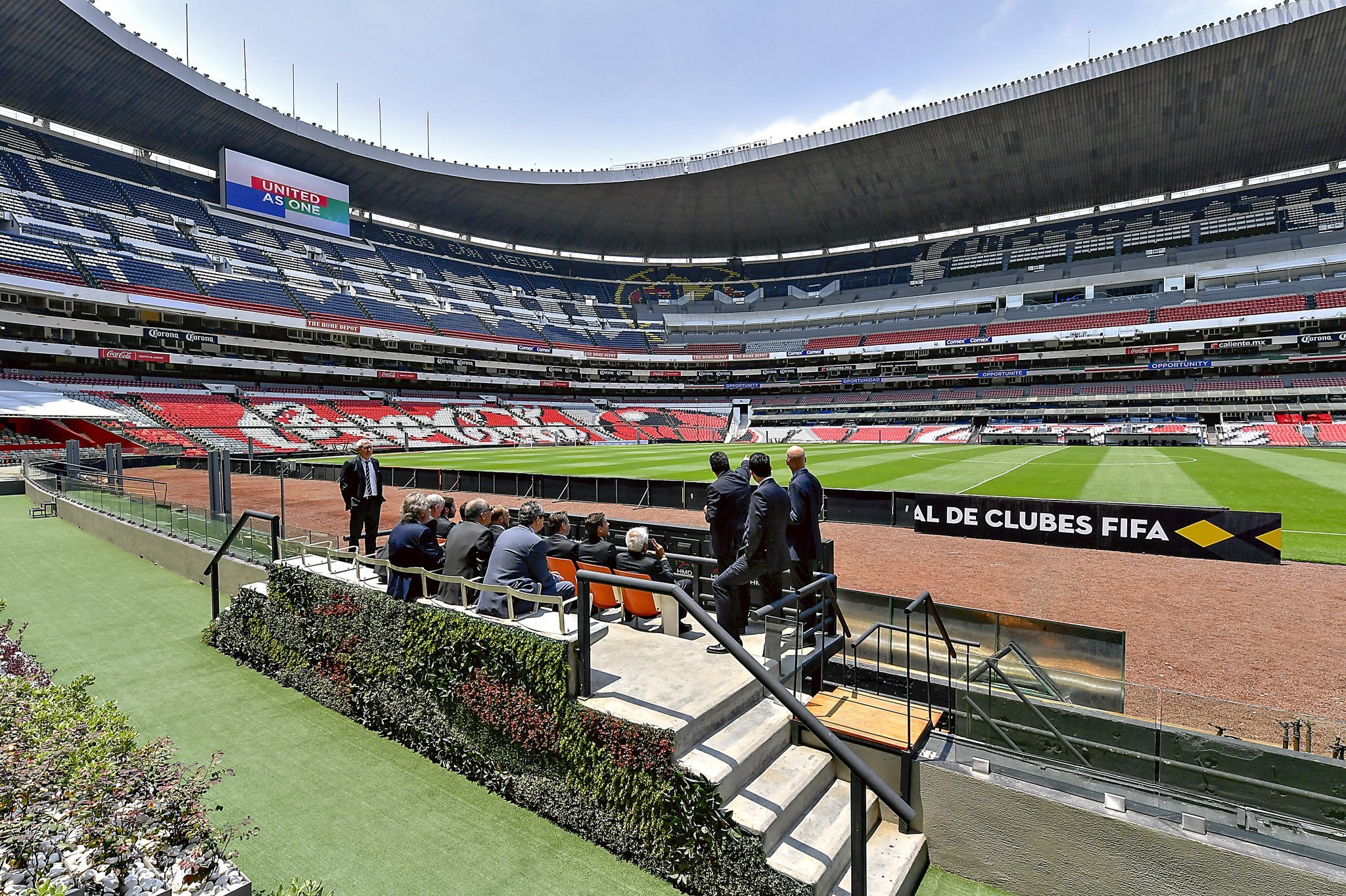 El Estadio Azteca regresa a pasto natural