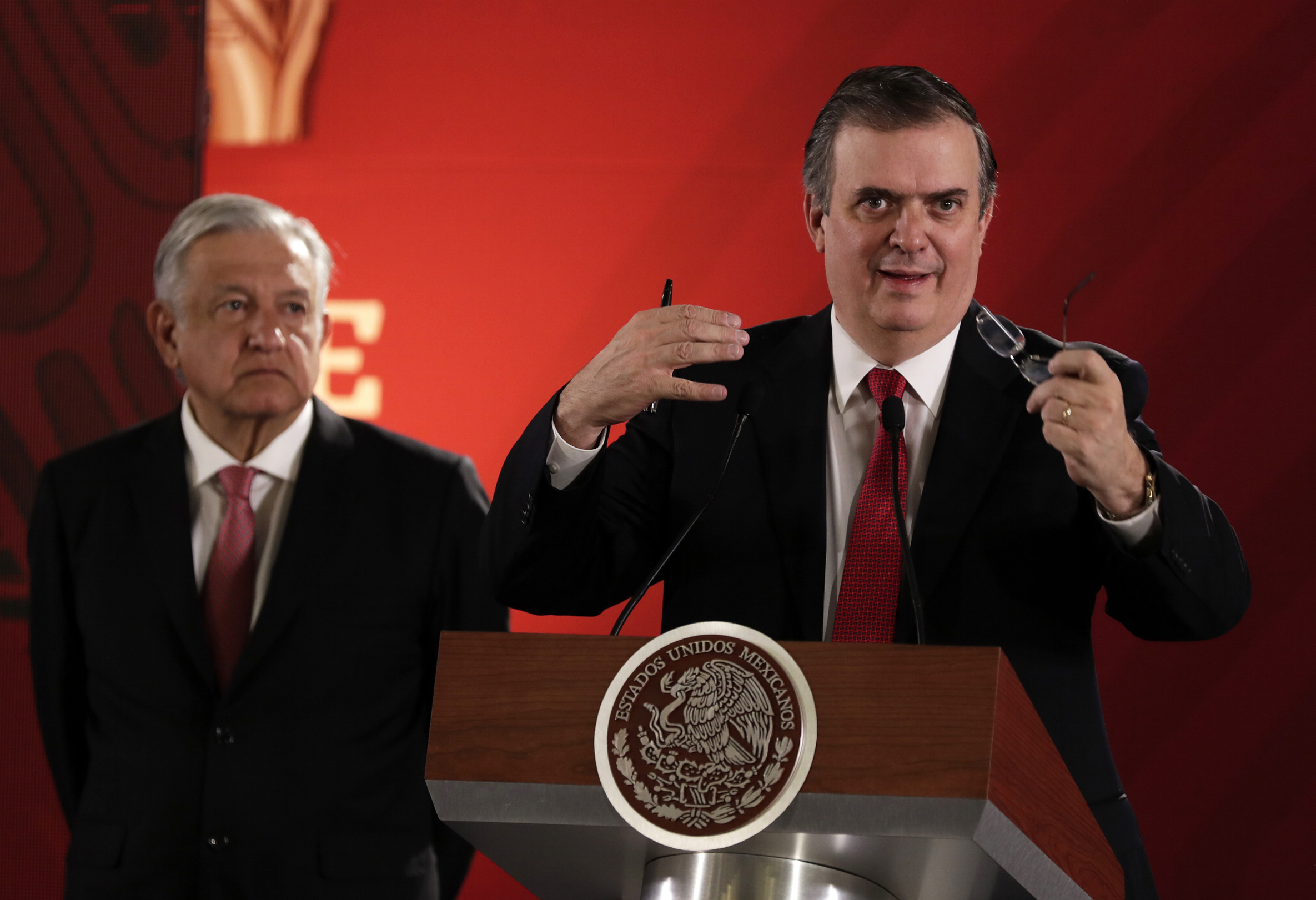 AMLO pide a Ebrard viajar por el mundo para conseguir antiretrovirales