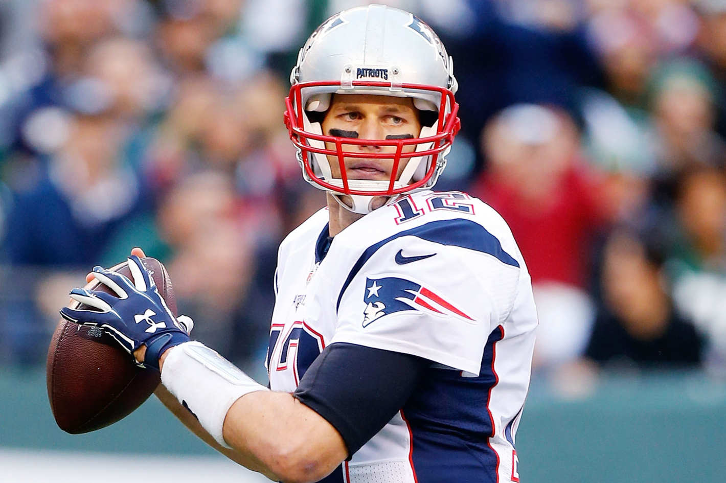 Tom Brady bromea con no ser el mariscal de campo mejor pagado