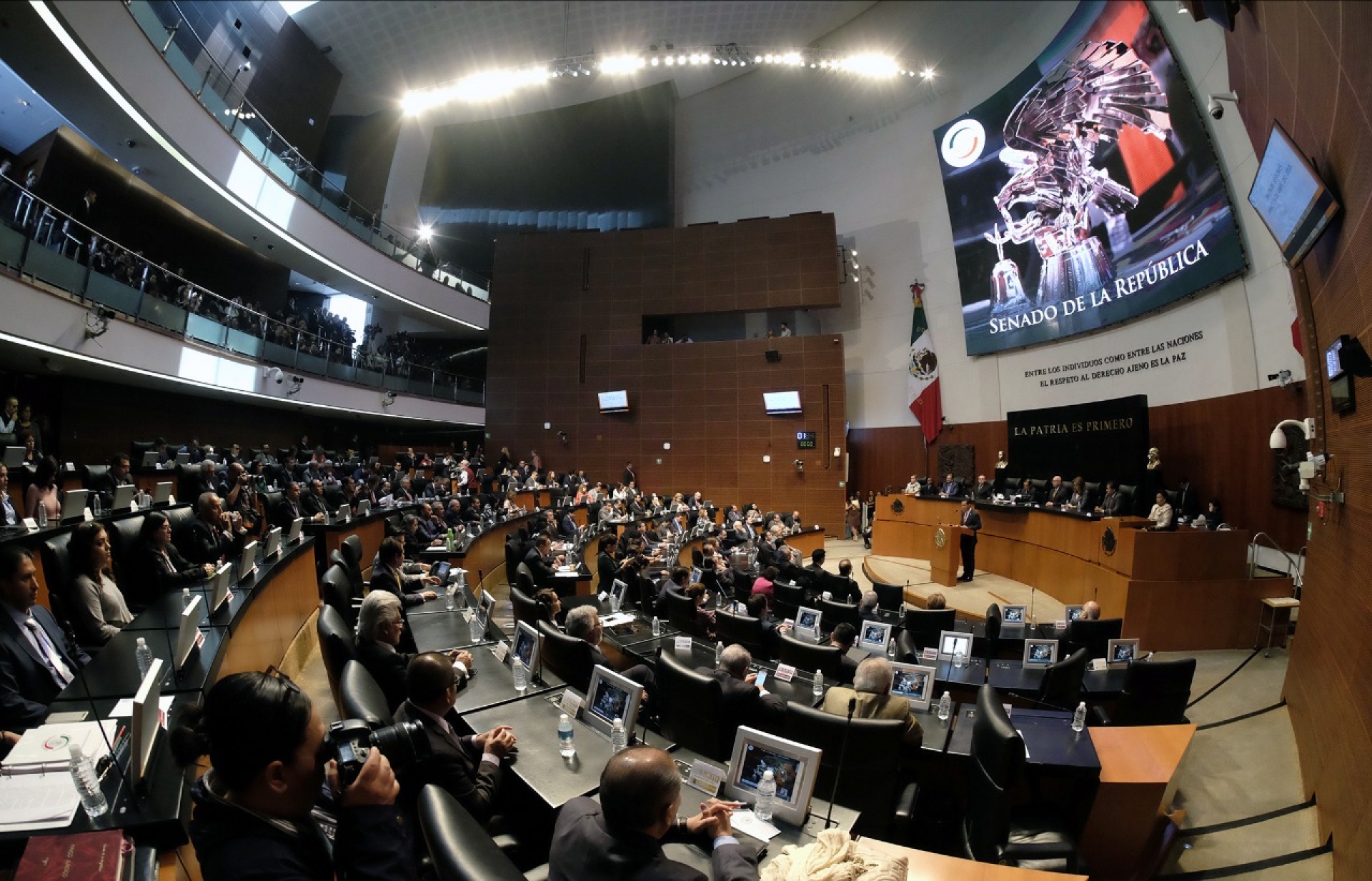 Senado frena reforma educativa de AMLO