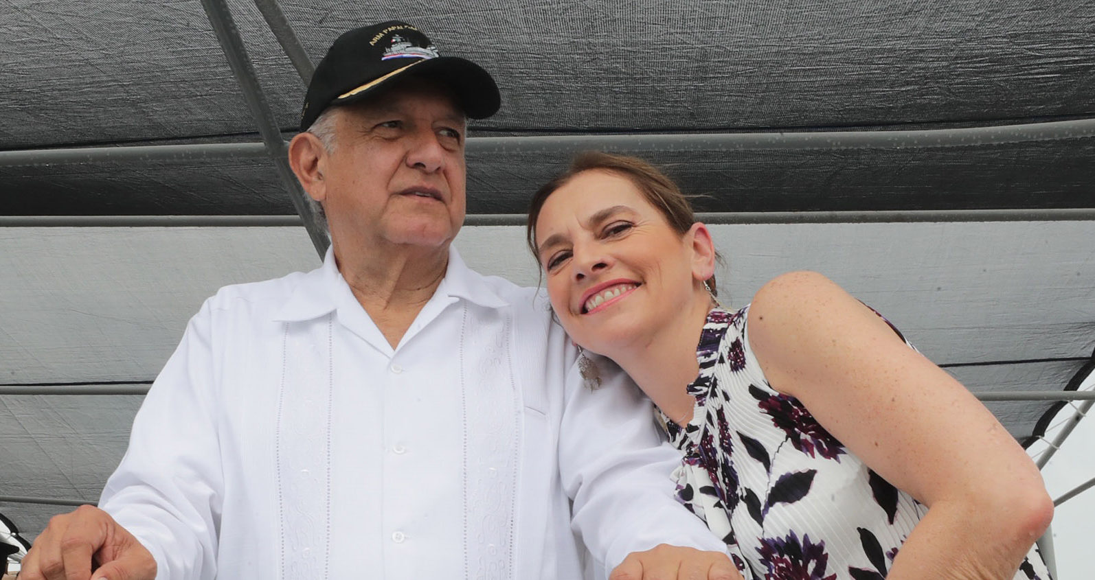 AMLO y su esposa Beatriz pasean como novios en Buque Papaloapan.