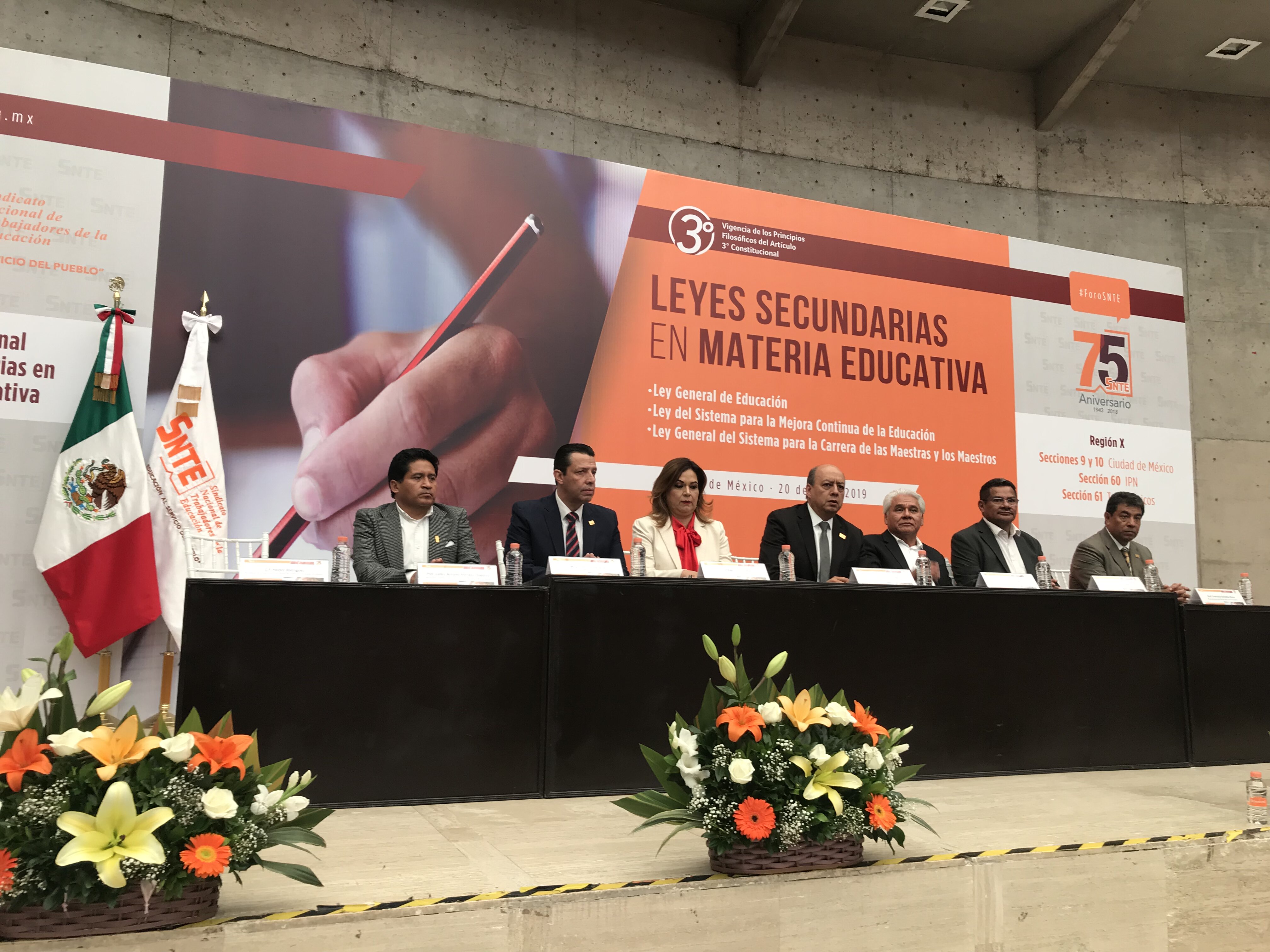 Maestros realizan foros regionales para  analizar las leyes secundarias.