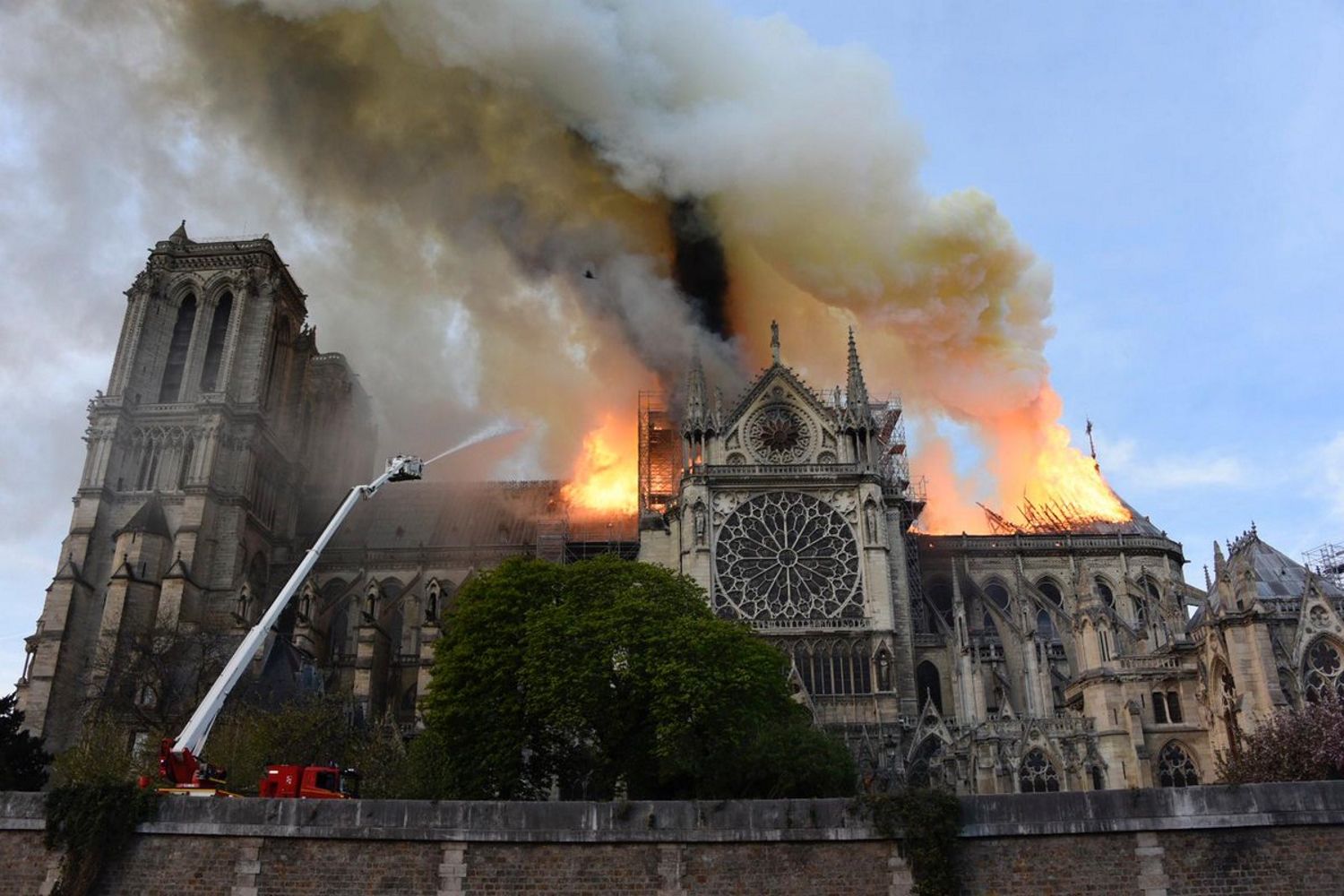 Le Monde revela los errores y torpezas que avivaron las llamas de la Catedral de Notre Dame