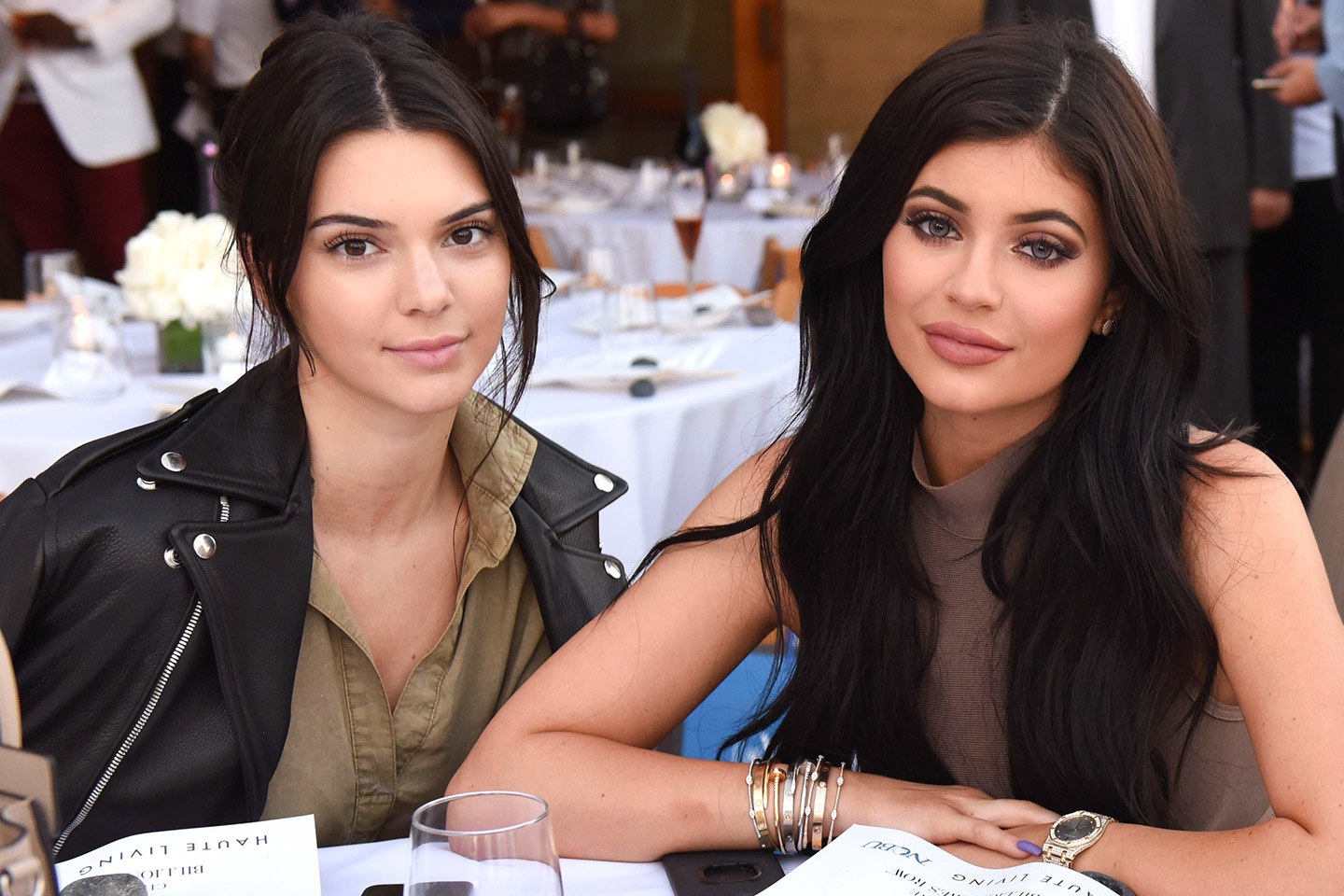 Kylie Jenner comparte candente beso en la boca con su mejor amiga