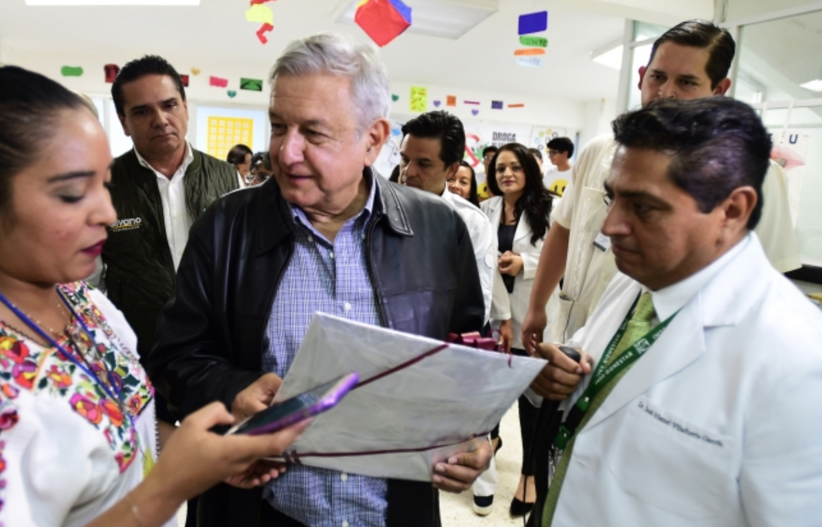 Pide AMLO a oficial mayor de Hacienda aguantar presiones para cumplir