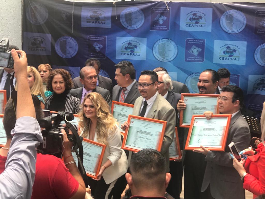 Periodistas son galardonados «El pergamino a la libertad»