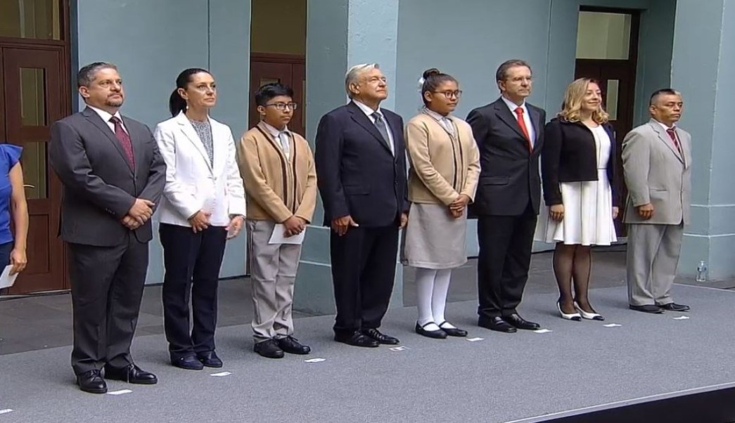 Inaugura AMLO ciclo escolar y garantiza respeto a los maestros
