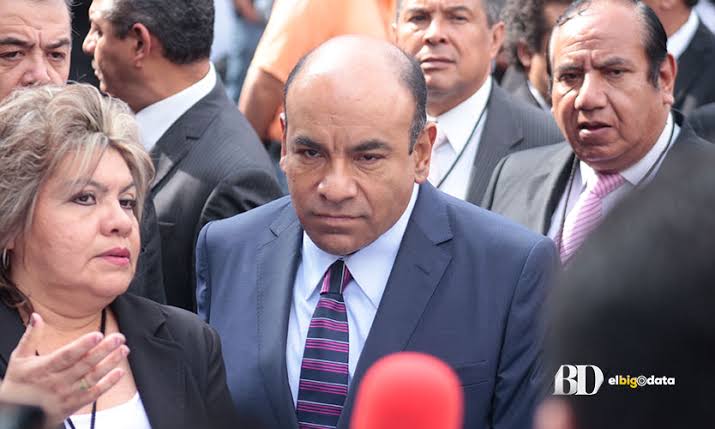 Nada que ver con Juan Ayala.