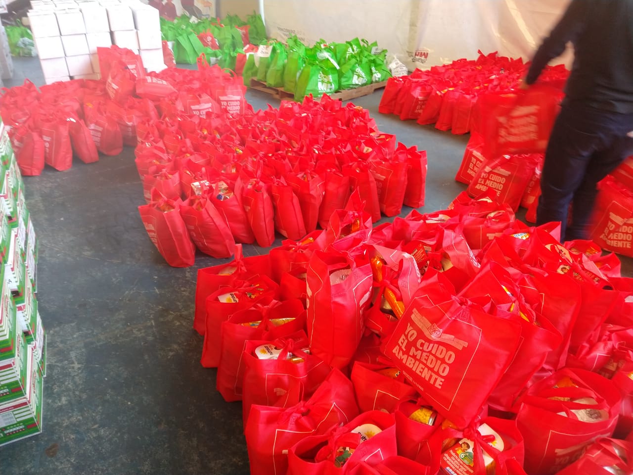 Entrega la Cadena Oxxo 350 donaciones a habitantes de Miguel Hidalgo