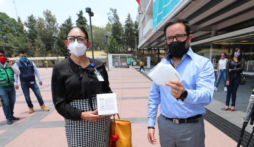 Pinturas Comex dona cubrebocas a panteoneros en Miguel Hidalgo