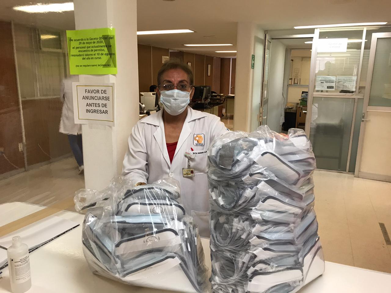 Entrega CONIMER caretas y cubrebocas al Hospital la Villa