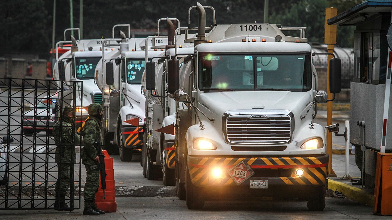 La 4T obstaculiza el mercado de gasolina para favorecer a Pemex, acusa Cofece