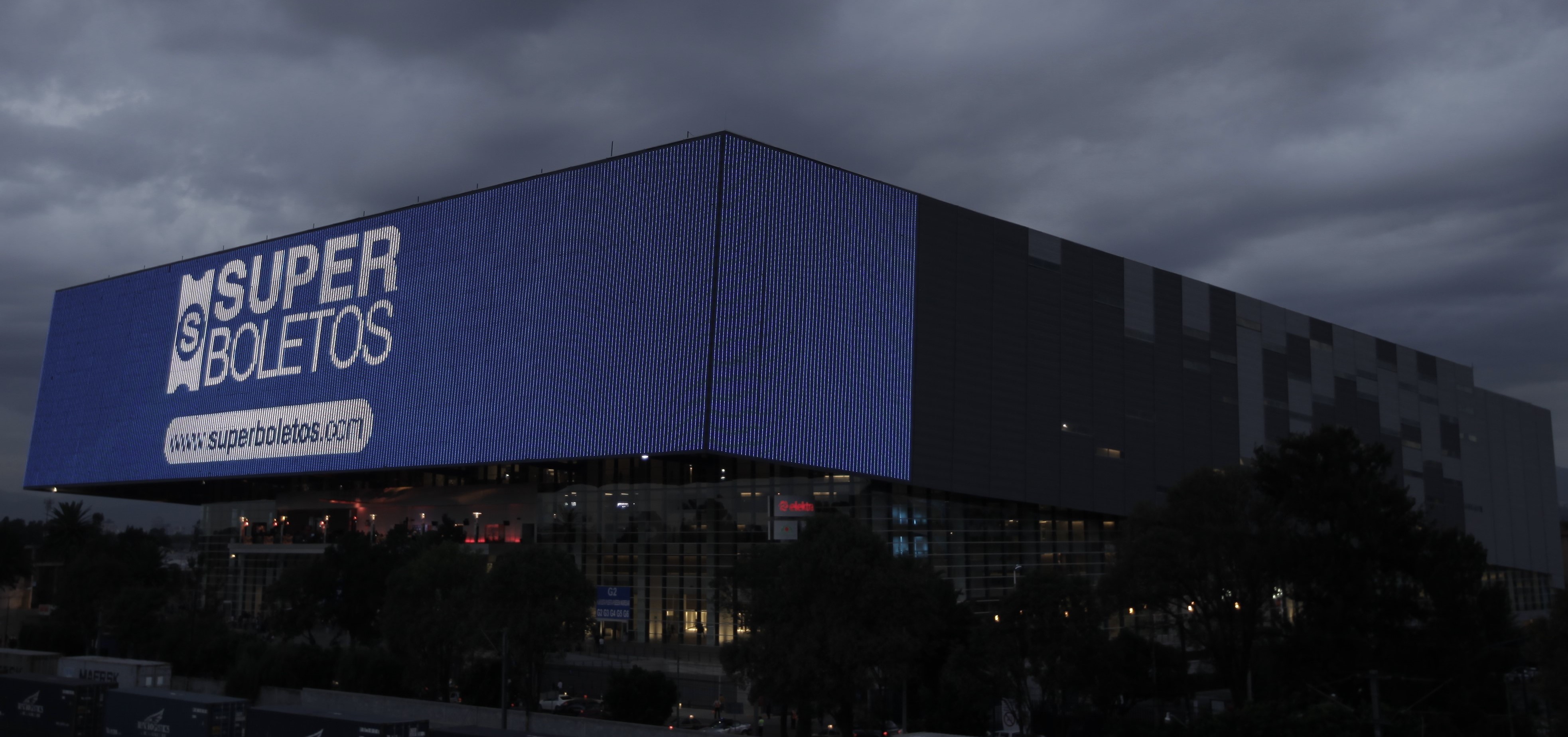 Arena CDMX da paso a autocinemas, autoshows y autoteatro