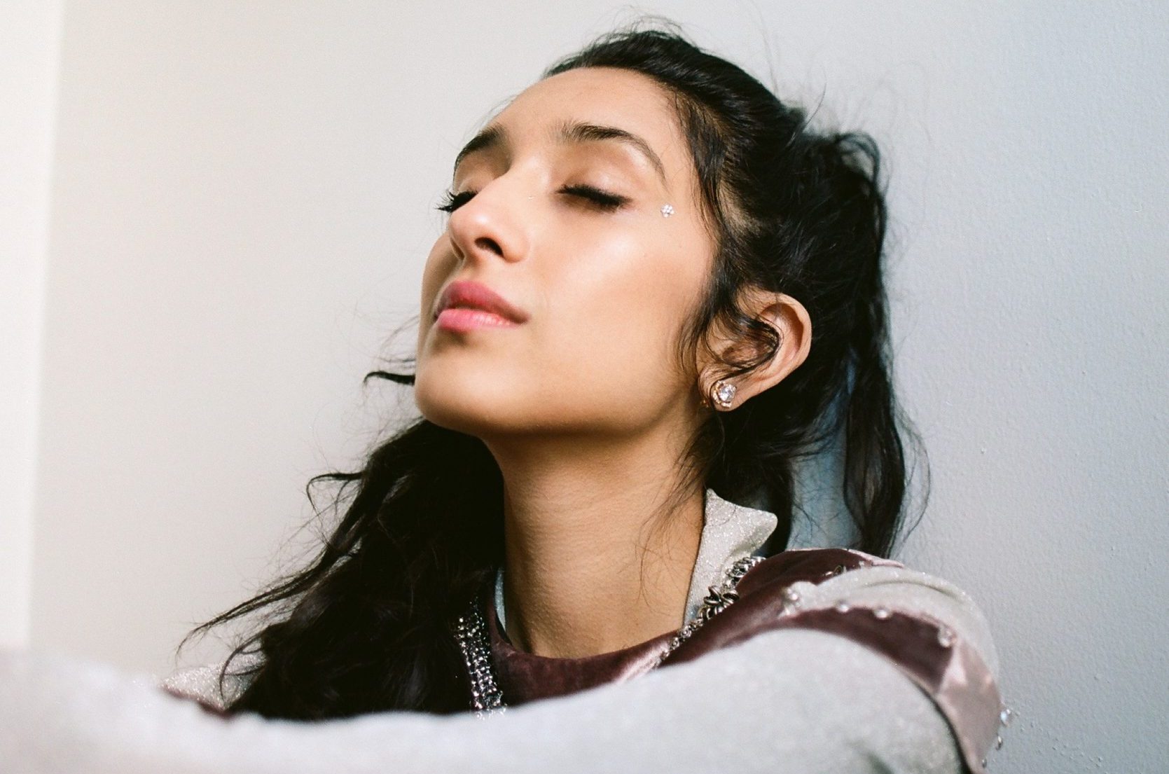 La inocente y juvenil voz de la promesa del Neo Soul: Raveena Aurora