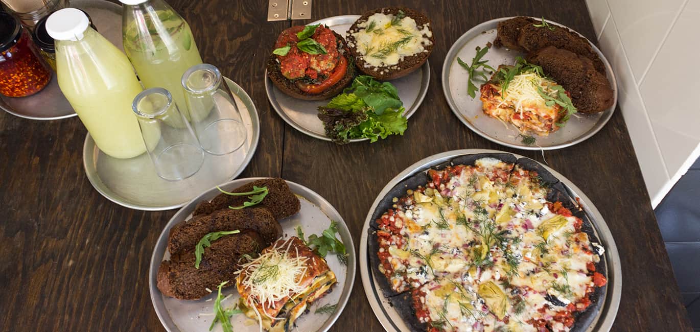 Roca Negra, un nuevo mini restaurante donde la pizza, pasta y el pan son negros