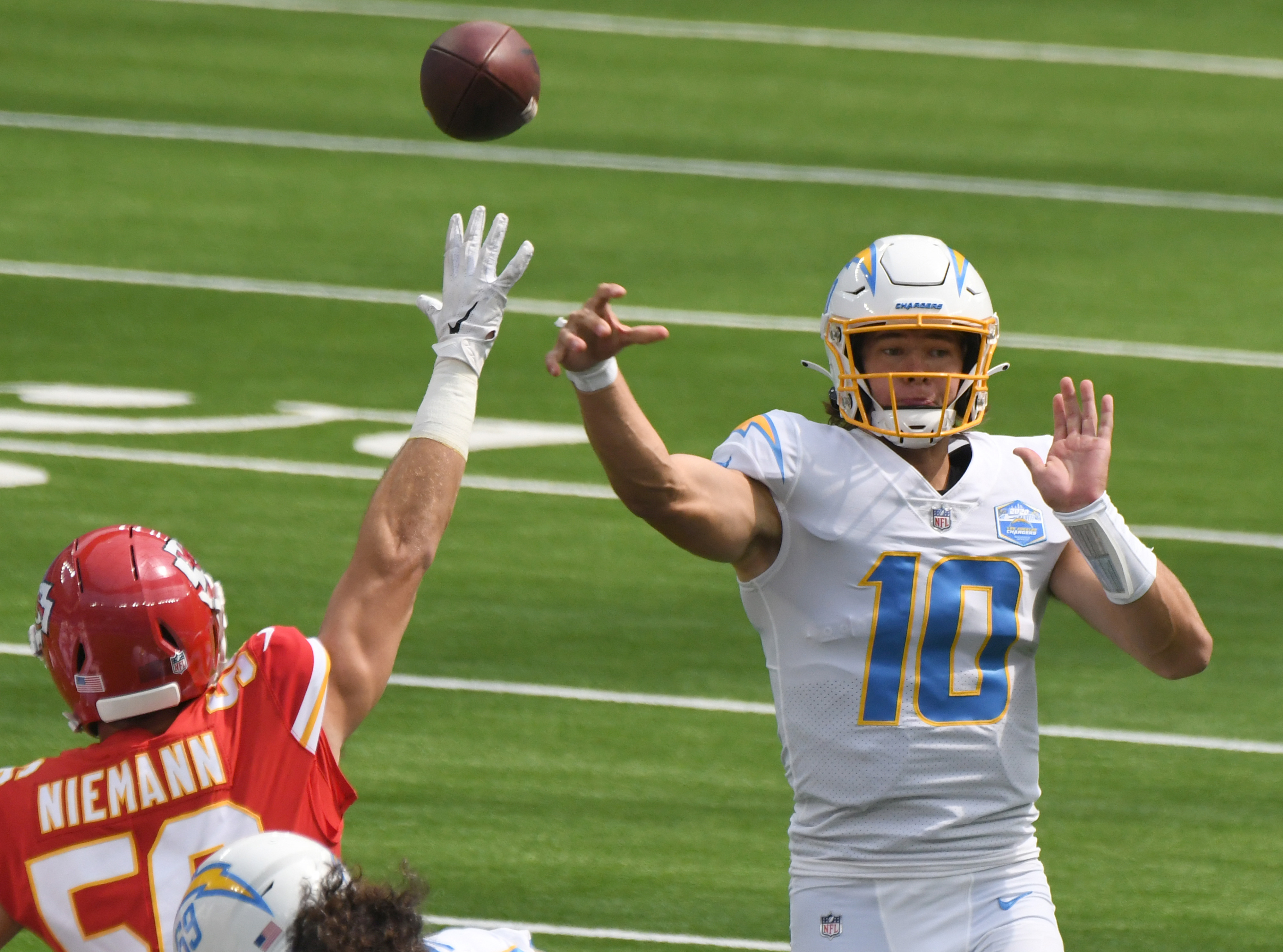 Imprevisto debut de Justin Herbert dio chispa a Chargers en derrota ante Chiefs