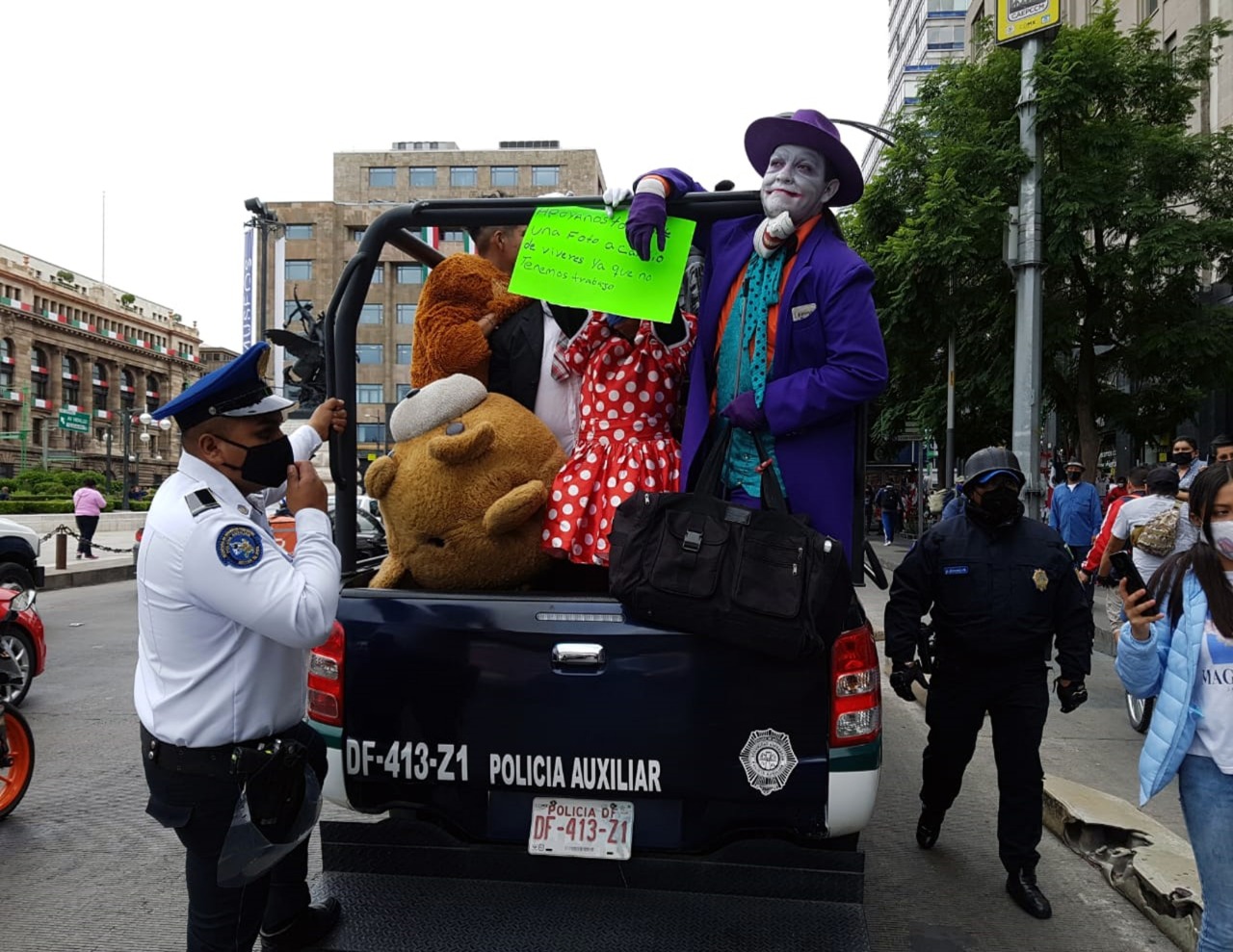 Con tolete en mano, reprimen a artistas urbanos