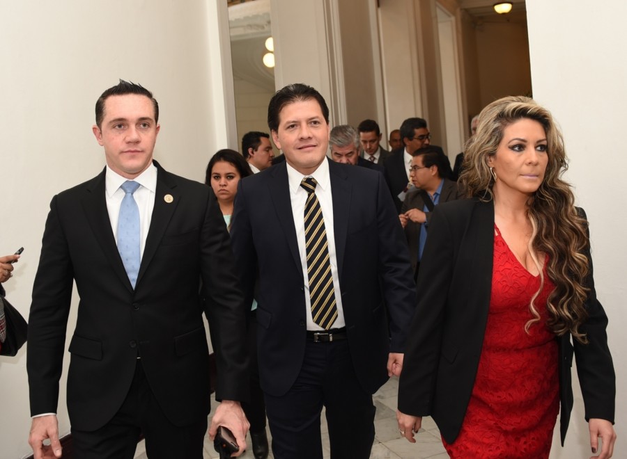 Balconean al «Lobito» en el Congreso de la CDMX