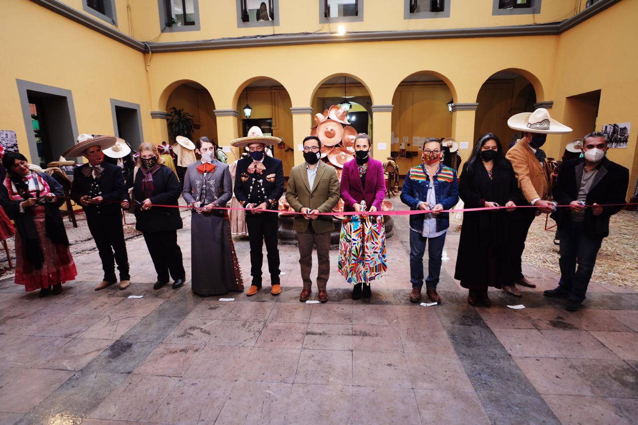 Expone AMH indumentaria  revolucionaria