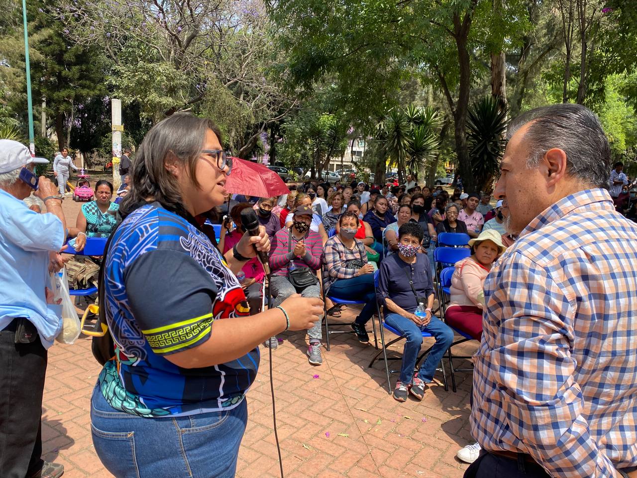 Pablo Trejo sigue trabajando para los vecinos de Iztacalco, regalando sillas de ruedas para quienes las necesitan