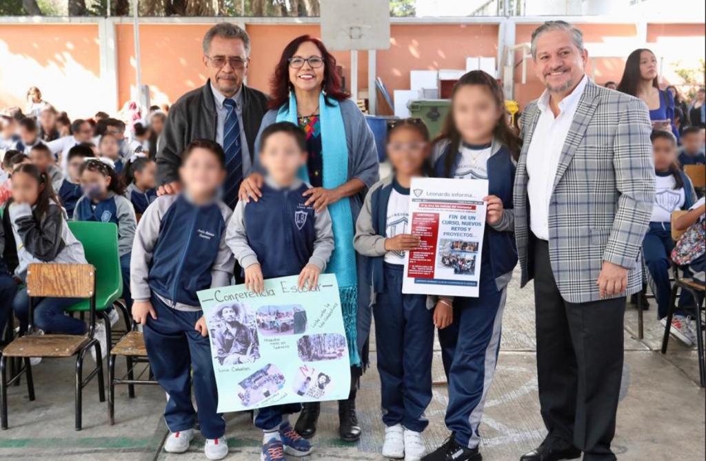 El Doctor Luis Humberto Fernández Fuentes acompañado de la Maestra Leticia Ramirez Amaya visitó la Escuela Primaria Leonardo Bravo.