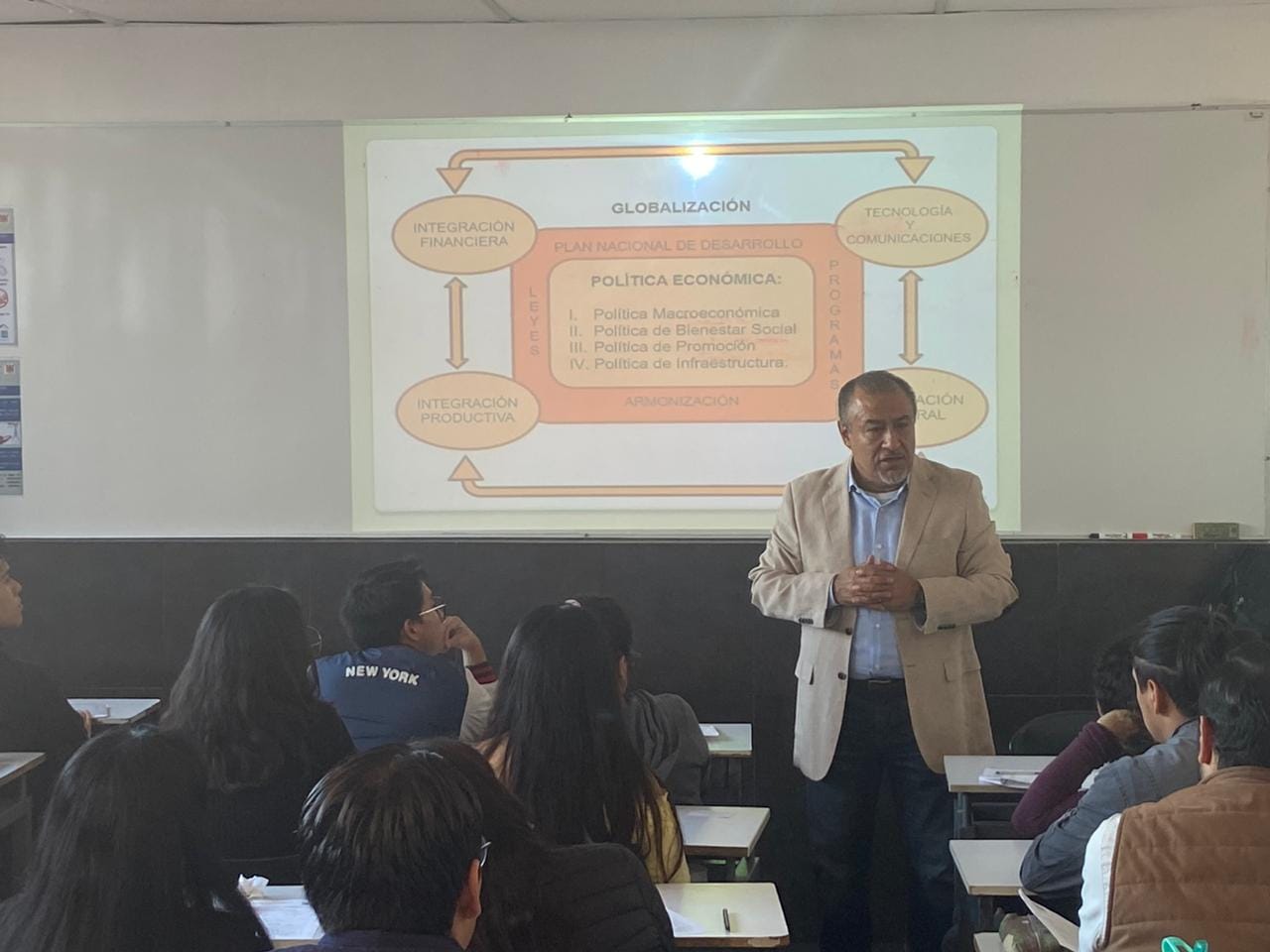 Pablo Trejo enseñando a las nuevas generaciones de economía de la UNAM que también está Pablisima