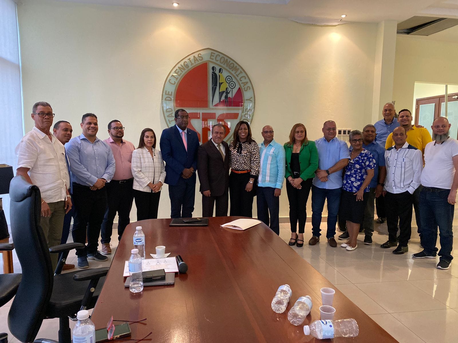 Es enriquecedor compartir experiencias y conocimientos, con mis colegas docentes de la Universidad Autónoma de Santo Domingo
