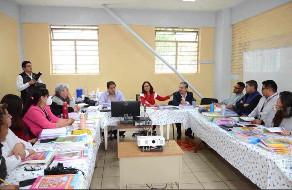 Trabajan las Maestras y Maestros con los Nuevos Libros de Texto:Doctor Luis Humberto Fernández Fuentes