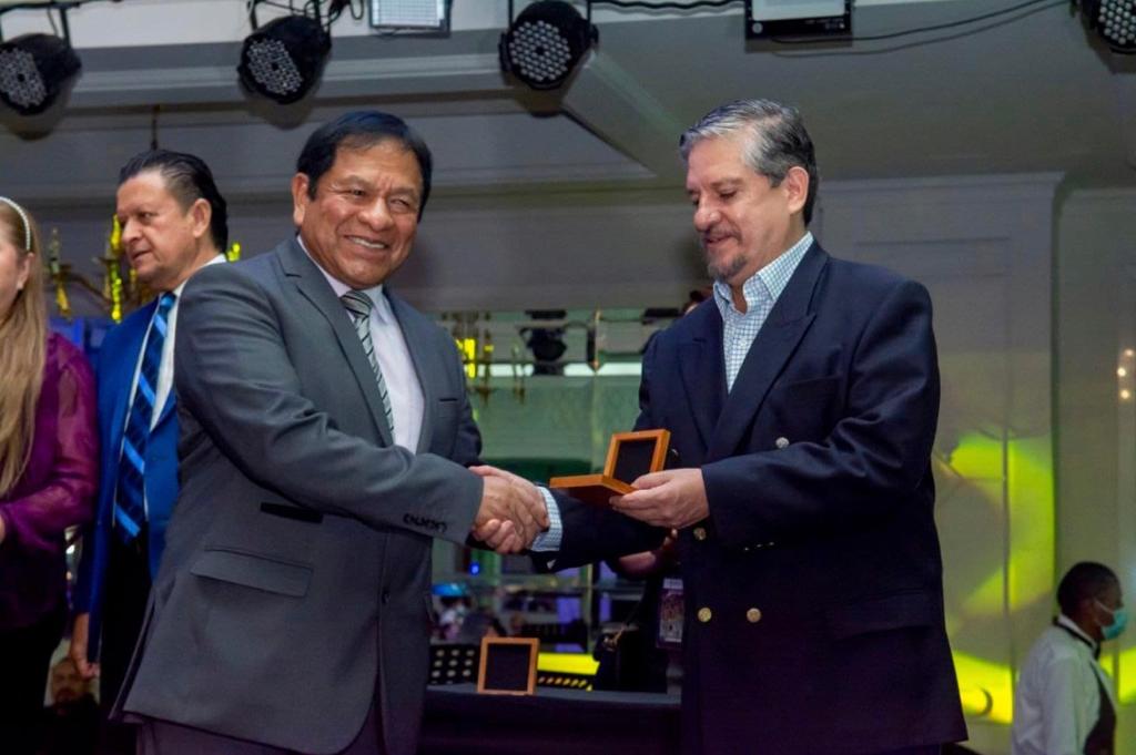 El Doctor Luis Humberto Fernández Fuentes Entregó las Medallas “Maestro Manuel Altamirano” por 40 Años de Servicio