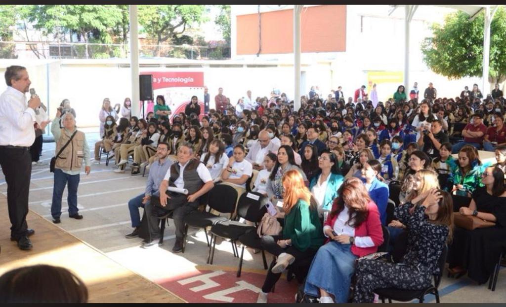 Creativas , las Niñas Primero:Doctor Luis Humberto Fernández Fuentes