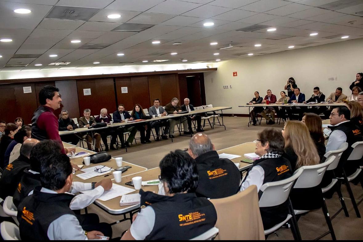 Trabajando por el Bien del Magisterio : Arturo Salazar Lara