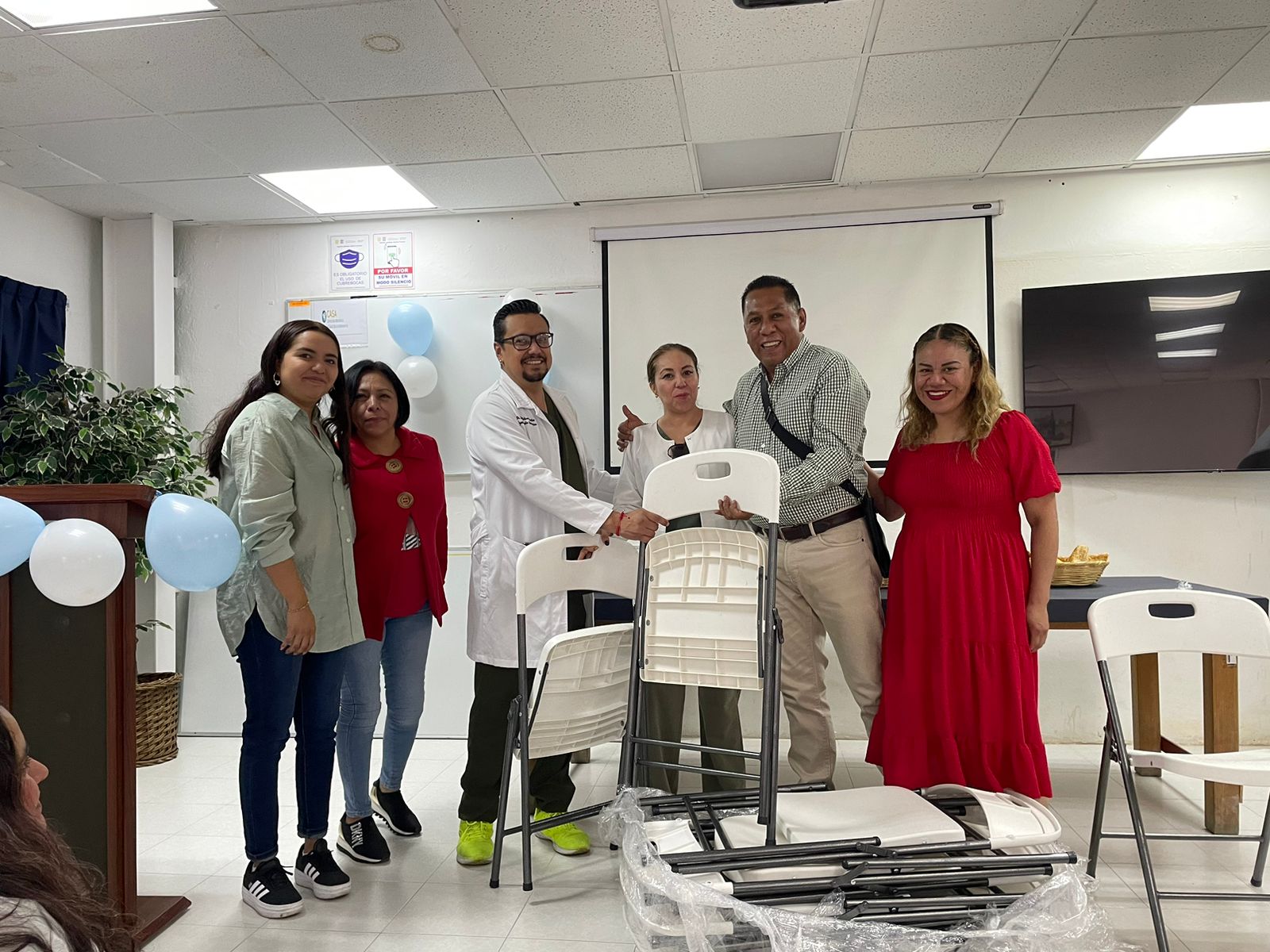 La sección 7 entrega donación de sillas al Hospital Materno Infantil de Tláhuac, reforzando su compromiso con la base trabajadora