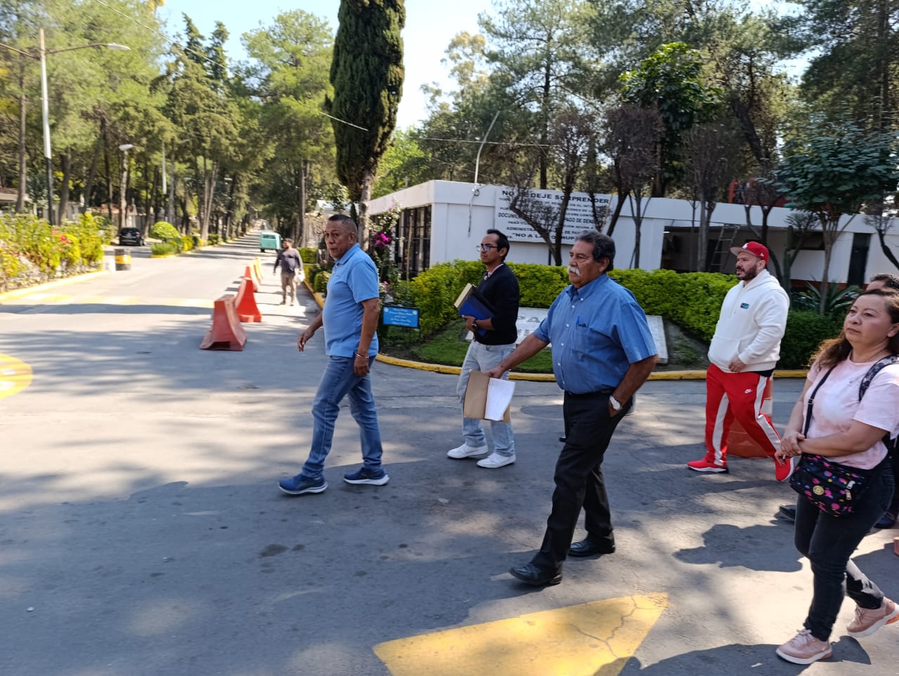 Secretario Alejandro Marín visita el panteón de Xochimilco para atender llamado ciudadano