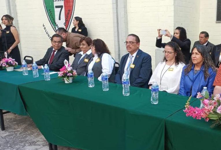 Exitosa Presentación del Maestro René Quezada en la Secundaria 7