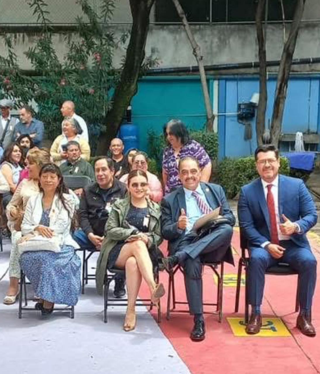 Siempre Atendiendo a las y los Maestros de la CDMX : René Quezada