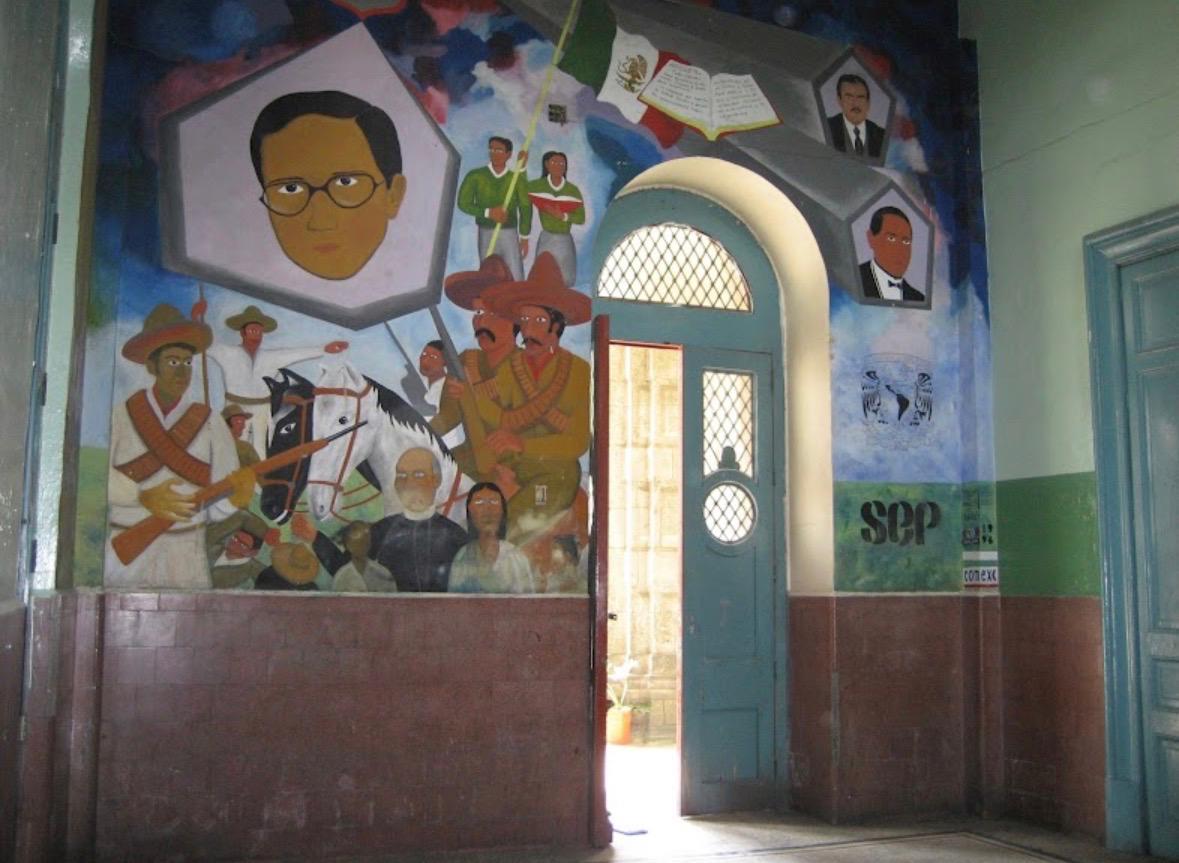 La Escuela Secundaria Número 1 “Profesor César Ángel Ruiz”, en el Centro Histórico de la Ciudad de México, emblema del Centenario de la Educación Secundaria en México y cuna del modelo educativo moderno nacional