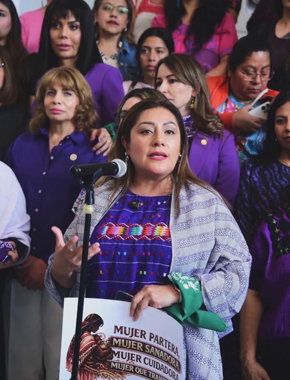 Desde el Congreso de la Ciudad de México, la Diputada Xóchitl Bravo Espinosa impulsa el reconocimiento institucional de la partería tradicional como pilar de la salud comunitaria al proponer declarar el 6 de mayo como el Día de las Mujeres Parteras en la CDMX