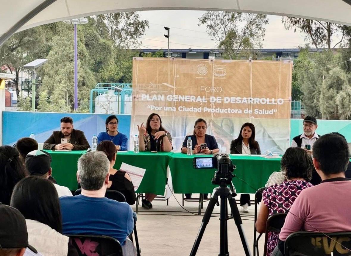 En la Utopía Tezontli, en Iztapalapa, la Diputada Xóchitl Bravo Espinosa participa en el Foro del Plan General de Desarrollo acompañada por la Diputada Valeria Cruz