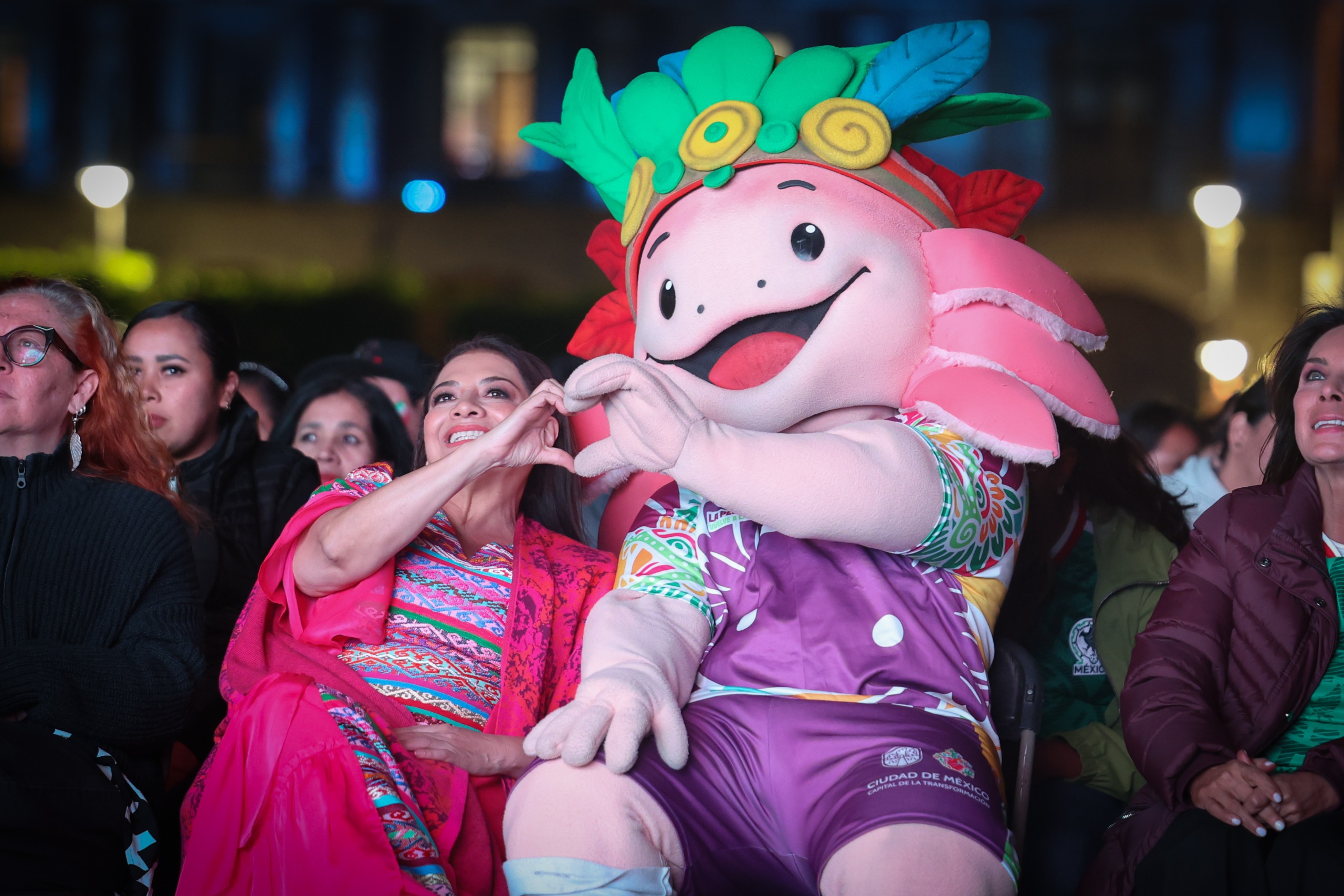 Con el Zócalo lleno y en un ambiente de fiesta popular, la Diputada Xóchitl Bravo Espinosa resalta la convivencia y el orgullo compartido durante la transmisión del México vs Portugal