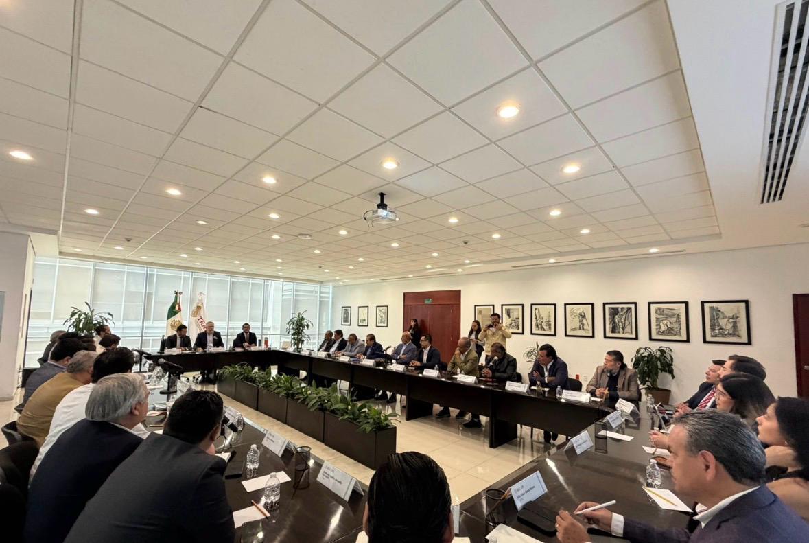 Con el objetivo de fortalecer la agenda nacional en materia de justicia laboral y dignificación del servicio público, el Dirigente Nacional de la Federación de Sindicatos de Trabajadores al Servicio del Estado (FSTSE), Licenciado Marco Antonio García Ayala, encabezó una reunión estratégica con los principales líderes sindicales del país y autoridades de la Secretaría del Trabajo y Previsión Social