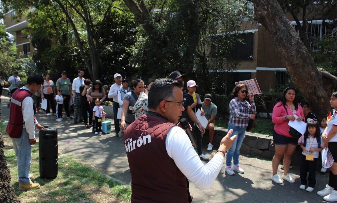 Con un enfoque humano y de acompañamiento cercano, el Diputado Federal por Tlalpan, el maestro Carlos Mirón, recorrió a pie la zona de Fuentes Brotantes para escuchar directamente a las vecinas y vecinos y conocer de viva voz sus principales necesidades