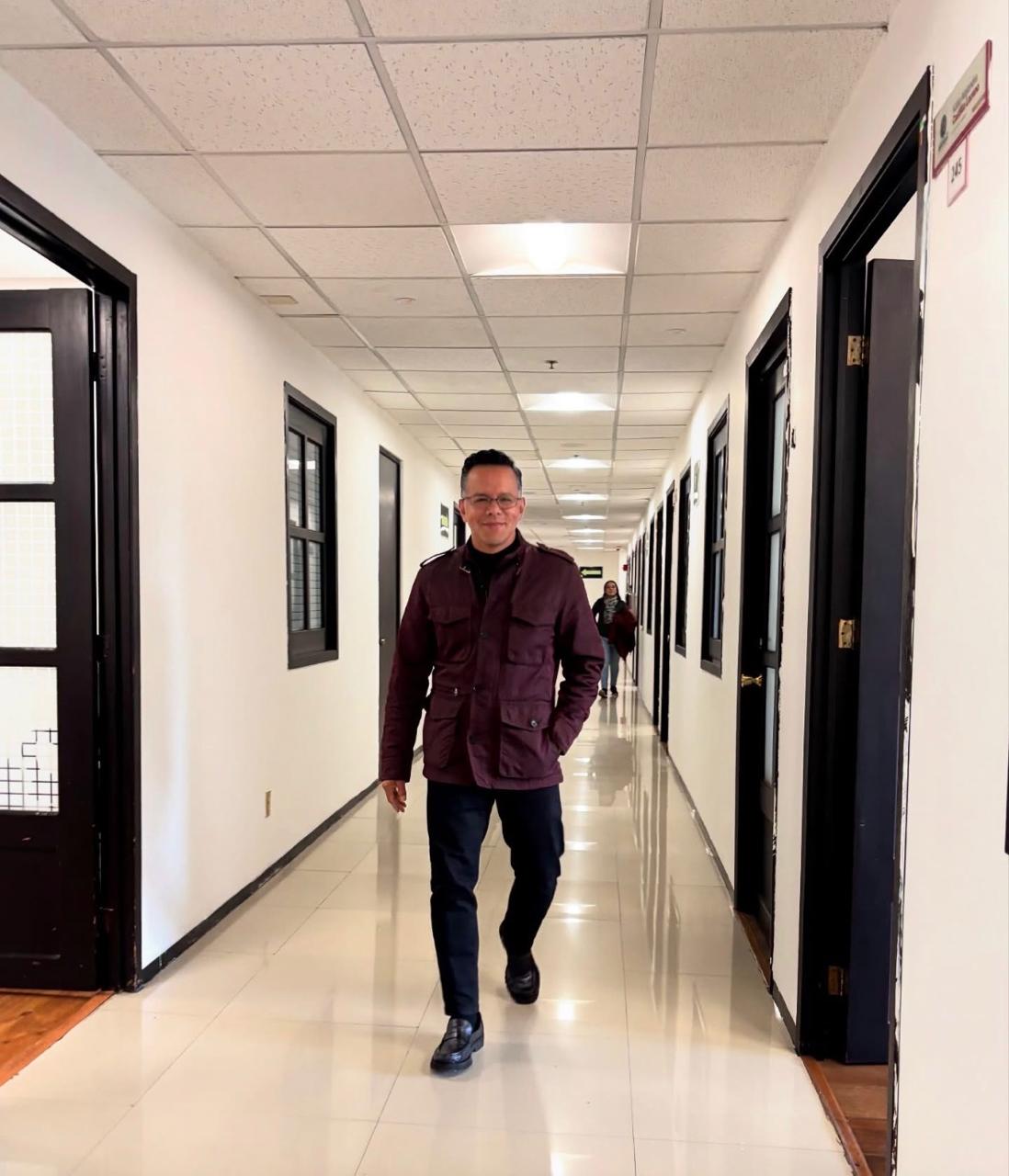 Desde muy temprano, cuando apenas inicia la actividad en la Cámara de Diputados, el Diputado Federal por Tlalpan, Maestro Carlos Mirón, llega con la convicción de que cada día representa una nueva oportunidad para responder a la confianza de las vecinas y vecinos de su demarcación