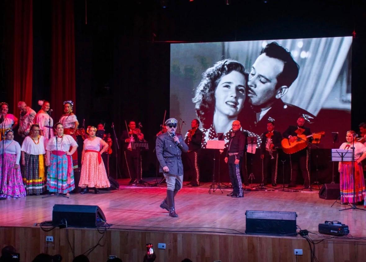 En Azcapotzalco, bajo un cielo cargado de recuerdos y aplausos, histórico homenaje al Ídolo del Pueblo Pedro Infante con la presencia de su hija Lupita Infante Torrentera Entre lágrimas, canciones coreadas al unísono y corazones desbordados de nostalgia, la Alcaldesa de Azcapotzalco, Maestra Nancy Marlene Núñez Reséndiz, encabezó el homenaje más emotivo y profundamente sentimental dedicado al eterno Ídolo del Pueblo, Pedro Infante