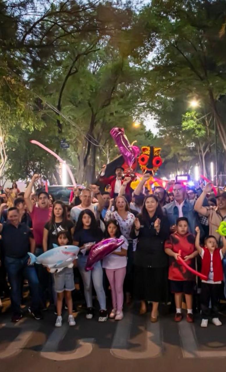 Entre sonrisas de vecinos, miradas de niñas y niños jugando al caer la tarde y el agradecimiento de comerciantes y madres de familia, la Alcaldesa, Maestra Nancy Marlene Núñez Reséndiz, entregó los trabajos de mejoramiento urbano en la colonia ProHogar, una intervención que transforma no solo calles, sino también la tranquilidad de toda una comunidad
