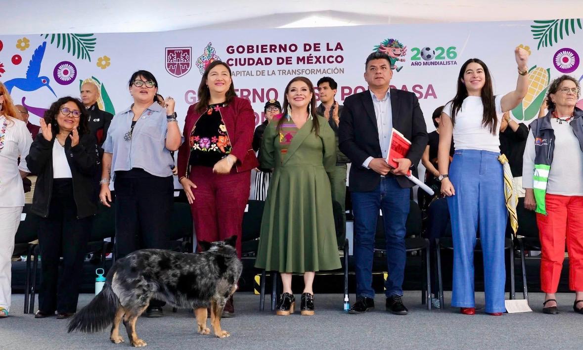 En un recorrido que reafirmó el liderazgo territorial y la cercanía con la gente, la Alcaldesa de Azcapotzalco, la Maestra Nancy Marlene Núñez Reséndiz, encabezó junto a la Jefa de Gobierno, la Maestra Clara Brugada Molina, una intensa jornada del programa “Casa por Casa” en la colonia ProHogar, donde fue recibida con muestras de respaldo y reconocimiento por parte de vecinas y vecinos