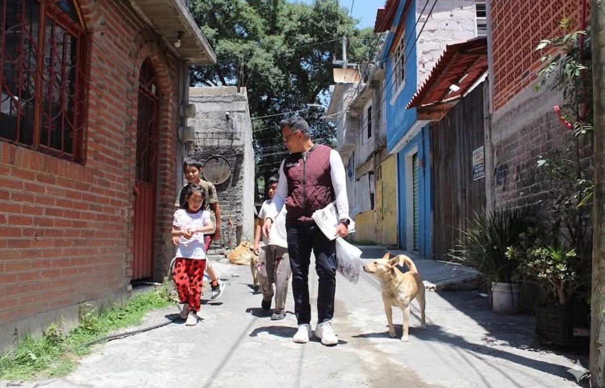 En El Zacatón reciben con cariño al Maestro Carlos Mirón; vecinas y vecinos reconocen su trabajo cercano y humano en Tlalpan